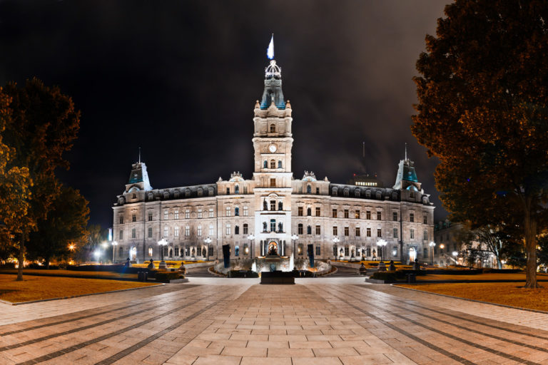 Photo nocturne de l'Assemblée nationale du Québec