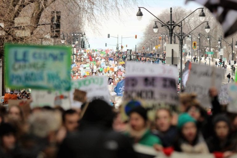 Plan large d'une foule énorme à la manifestation étudiante pour le climat, le 15 mars 2019