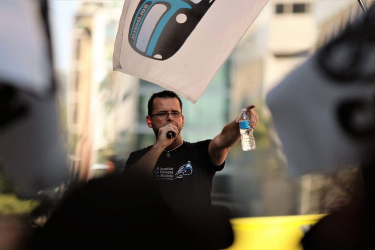 Photo du président du Syndicat de transport de Montréal-CSN au micro à une manif