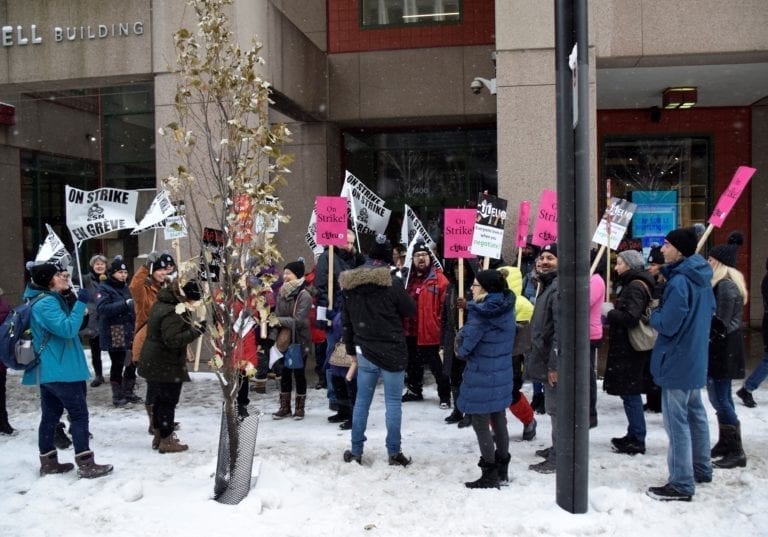 Employé-es des bibliothèques de l'Université Concordia en grève