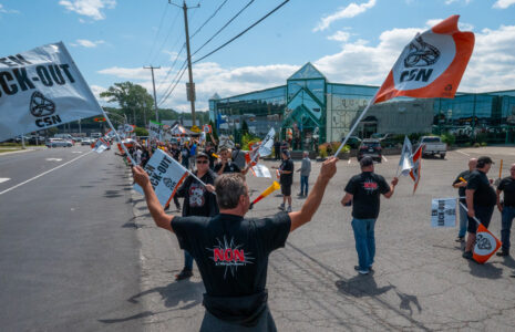 Prelco : les lock-outés devant le siège social à Rivière-du-Loup