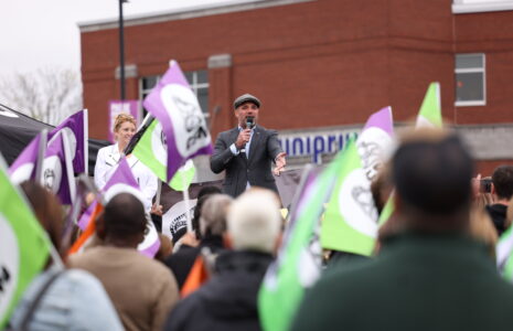 Privatisation en santé : la CSN manifeste devant une clinique privée de Drummondville