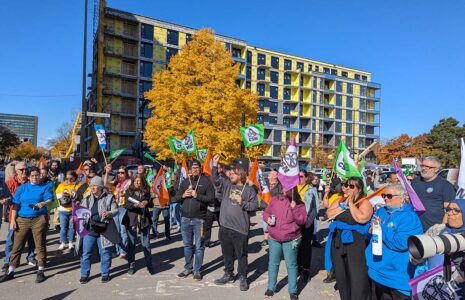 Appui aux travailleuses en petite enfance : une centaine de personnes manifestent devant le ministère de la Famille