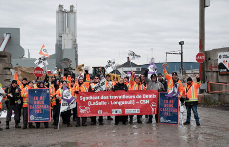 Béton Provincial : les lock-outés manifestent devant les bureaux de l’entreprise