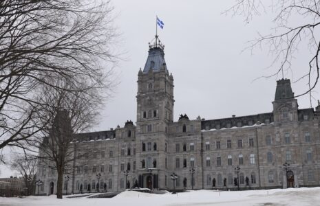 On demande aux Québécois-es de s’habituer à des services insuffisants