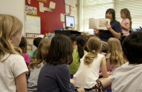 Interdiction des signes religieux pour le personnel de soutien scolaire : une attaque qui menace à nouveau le réseau public