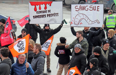 Manifestation éclair pour dénoncer l’octroi de permis aux cliniques privées en santé