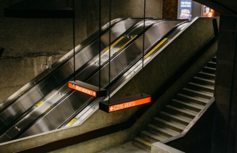 Vivre et travailler dans l’ombre: la difficile coexistence dans le métro de Montréal