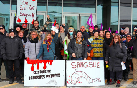 Manifestation à l’ouverture d’une clinique de santé privée Lacroix